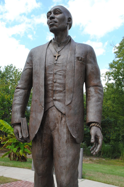tupac statue