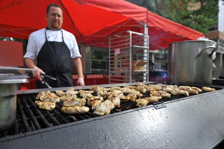 Matthew+Seare+the+executive+chef+of+the+Heritage+Center+grills+up+chicken+at+the+farmers+market.