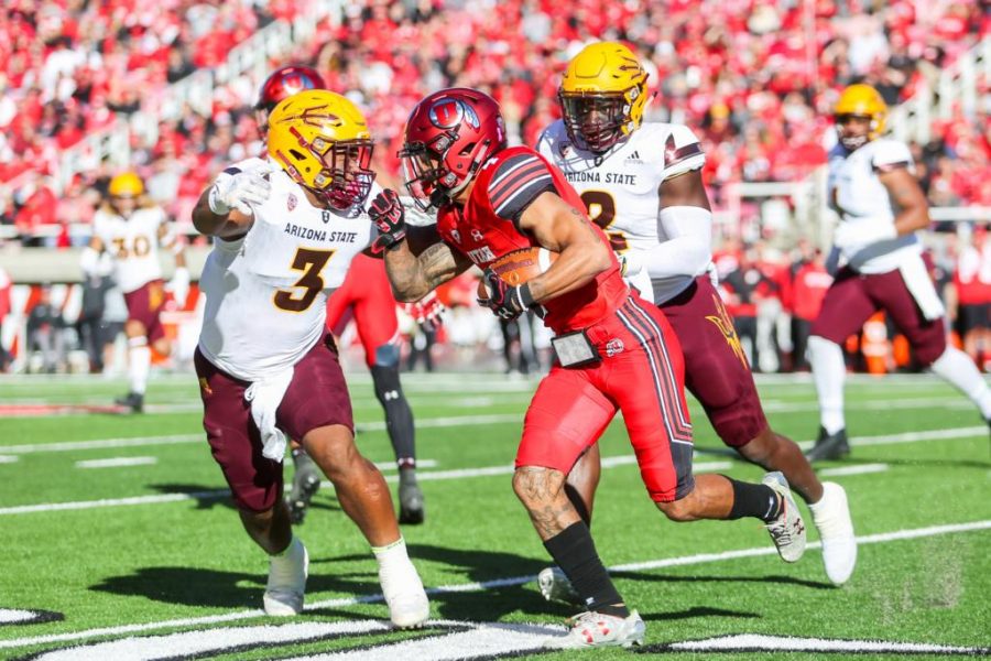 Senior+running+back+Troy+McCormick+Jr.+%284%29+runs+as+the+Utah+Utes+take+on+Arizona+State+at+Rice-Eccles+Stadium+in+Salt+Lake+City%2C+UT+on+Saturday%2C+Oct.+21%2C+2017.%0A%0A%28Photo+by+Curtis+Lin%2F+Daily+Utah+Chronicle%29