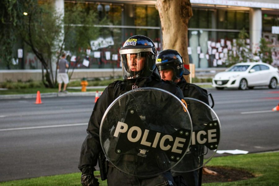 Police+in+riot+gear+surround+and+block+in+protesters+in+the+streets+of+Salt+Lake+City+on+July+9%2C+2020.+%28Photo+by+Ivana+Martinez+%7C+Daily+Utah+Chronicle%29