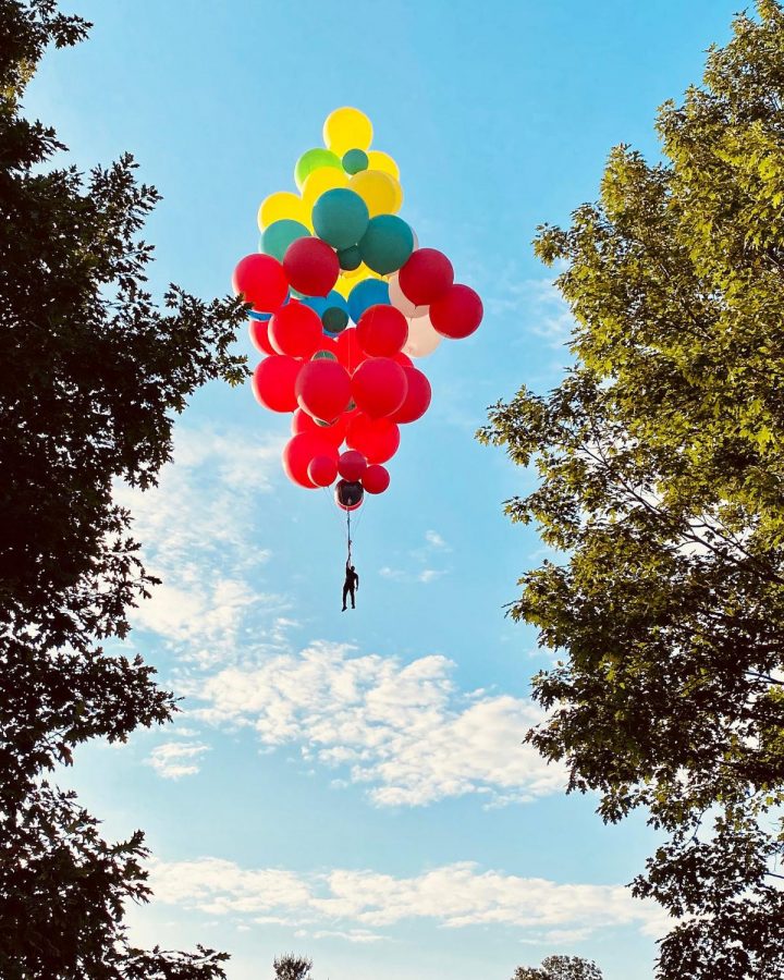 Magician and endurance performer David Blaine floating away in preparation for balloon stunt. (Courtesy YouTube)