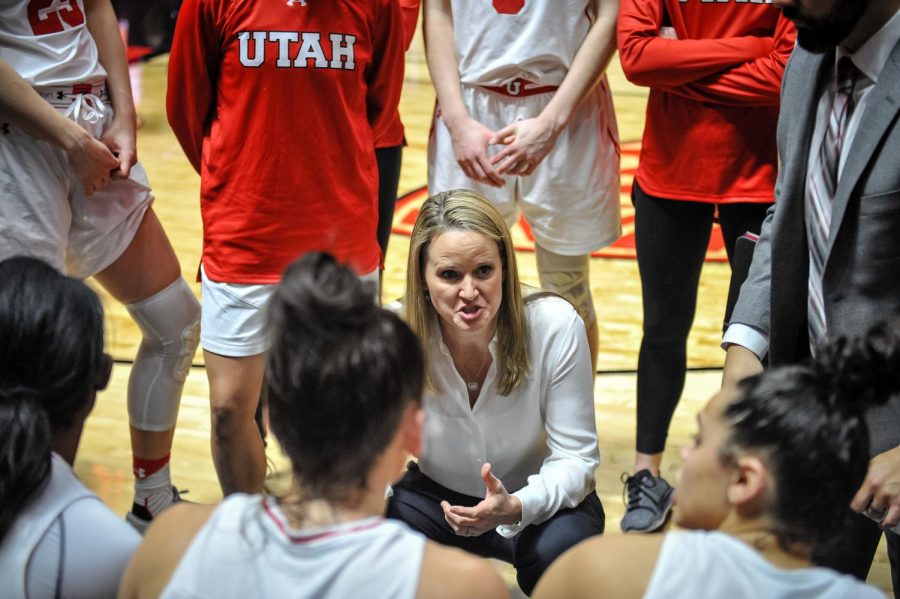 In+the+final+moments+of+the+game+Utah+Head+Coach+Lynne+Roberts+gives+her+plan+for+a+comeback+as+The+University+of+Utah+Lady+Utes+take+on+the+University+of+Oregon+Ducks+at+the+Huntsman+Center+in+Salt+Lake+City%2C+UT+on+Sunday%2C+Jan.+28%2C+2018%28Photo+by+Adam+Fondren+%7C+Daily+Utah+Chronicle%29