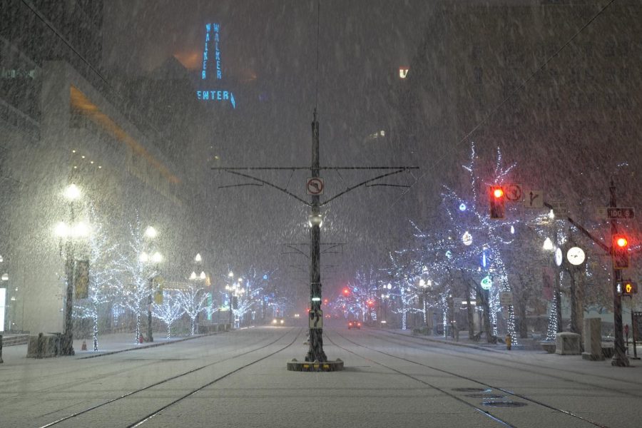 Snowfall+at+the+downtown+Salt+Lake+City+on+a+Christmas+night+on+Dec.+25%2C+2018+%28Photo+by+Abu+Asib+%7C+The+Daily+Utah+Chronicle%29