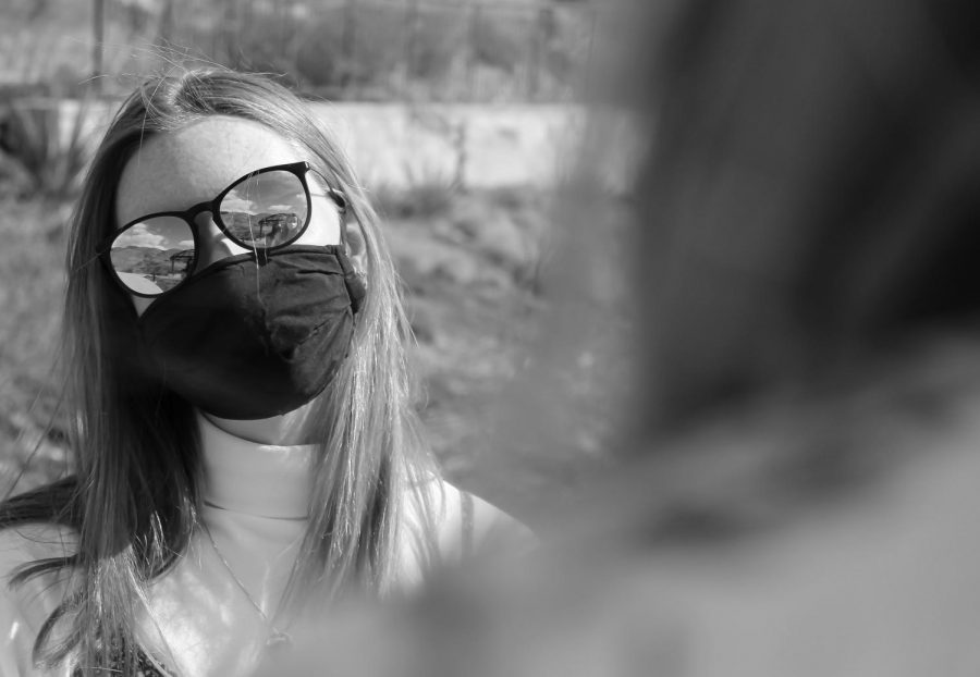 Interacting face-to-face with masks on. (Photo by Hailey Danielson | The Daily Utah Chronicle)