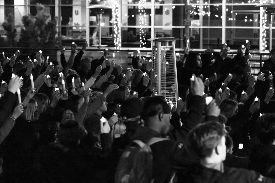 University of Utah student-athletes participate in the candlelight vigil held on the A. Ray Olpin Union lawn on campus in celebration of the life of Aaron Lowe. Sept. 29, 2021 (Photo by Jack Gambassi | The Daily Utah Chronicle)