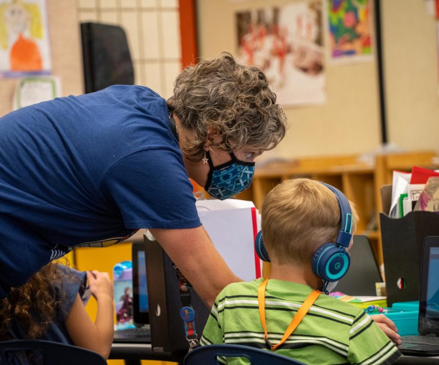 Sarah Machol helps a student in Wasatch Elementary School, Salt Lake City, Utah on September 17th, 2021. (Photo by Xiangyao Axe Tang | The Daily Utah Chronicle)