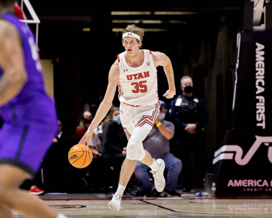University+of+Utah+men%E2%80%99s+basketball+player+Branden+Carlson+%28%2335%29+dribbles+the+ball+into+the+opponent+Abilene+Christian%E2%80%99s+territory+during+the+game+on+Nov.+9%2C+2021+at+the+Jon+M.+Huntsman+Center+on+campus+in+Salt+Lake+City.+%28Photo+by+Jack+Gambassi+%7C+The+Daily+Utah+Chronicle%29%0A%0A