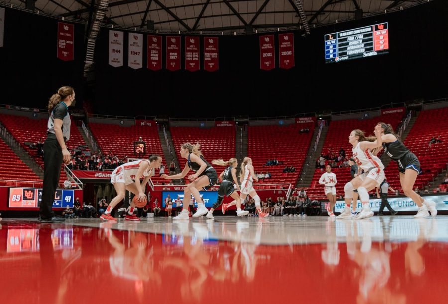 The Utes with their offense in motion against Lipscomb University at the Huntsman Center in Salt Lake City, Nov. 10, 2021. (Photo by Rachel Rydalch | The Daily Utah Chronicle)
