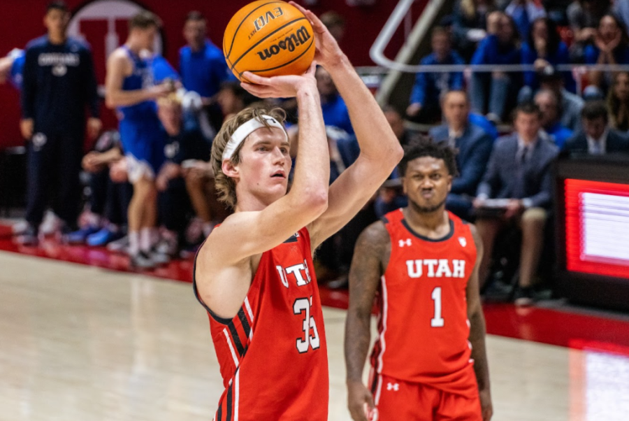 University of Utah men's basketball player Branden Carlson plays against the BYU Cougars in Jon M. Huntsman Center, Salt Lake City, Utah on Saturday Nov. 27, 2021. (Photo by Xiangyao 