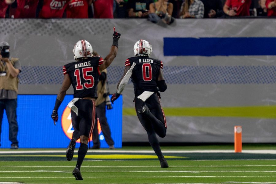 University of Utah Linebacker, Devin Lloyd (#0) intercepts Oregon Quarterback Anthony Brown for a pick-six at Allegiant Stadium in Las Vegas, Nev. on Friday, Dec. 3, 2021 where the two teams met for the Pac-12 Championship Game. (Photo by Jack Gambassi | The Daily Utah Chronicle)