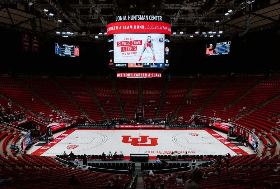 Pregame+court+as+the+Utah+Utes+womens+basketball+team+prepares+to+take+on+Lipscomb+University+at+the+Huntsman+Center+in+Salt+Lake+City%2C+Nov.+10%2C+2021.+%28Photo+by+Rachel+Rydalch+%7C+The+Daily+Utah+Chronicle%29