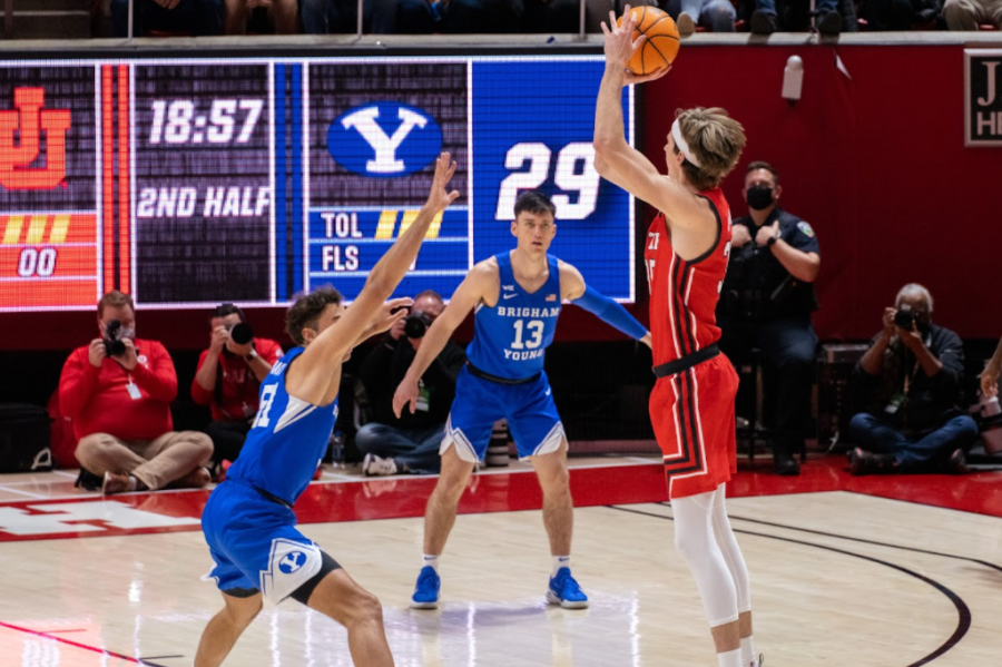 University of Utah mens basketball player Branden Carlson plays against the BYU Cougars in Jon M. Huntsman Center, Salt Lake City, Utah on Saturday Nov. 27, 2021. (Photo by Xiangyao Axe Tang | The Daily Utah Chronicle)
