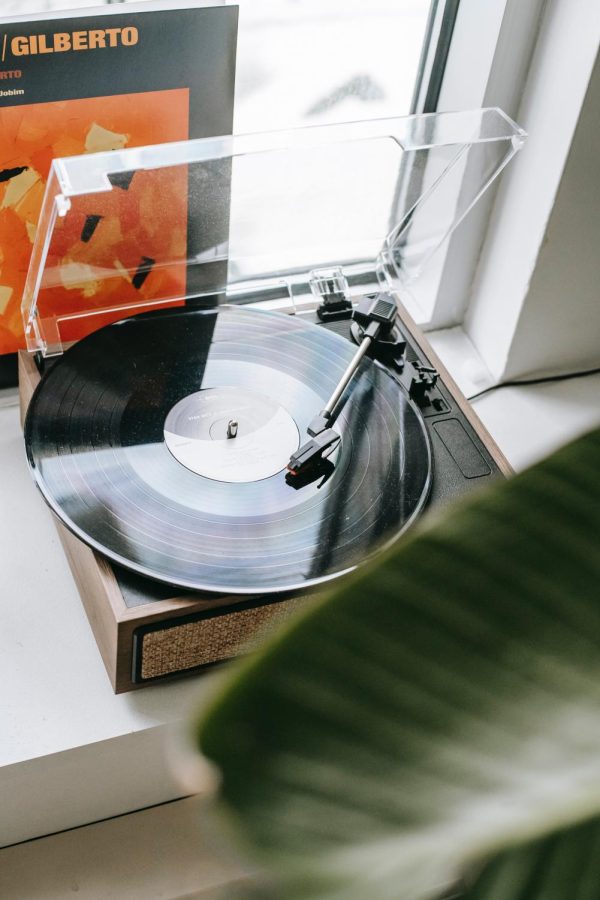 Vintage record player on windowsill. (Photo by Alex Green | Courtesy Pexels) 