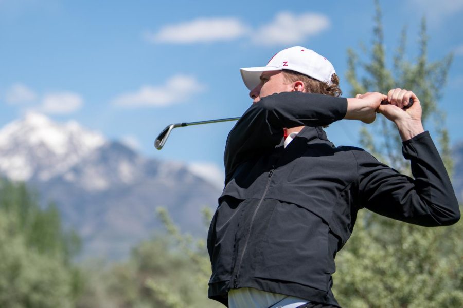 Sophomore golfer Chris Bratcher golfing at the River Oaks golf course on Saturday, May 21, 2022. (Photo by Jonathan Wang | The Daily Utah Chronicle)
