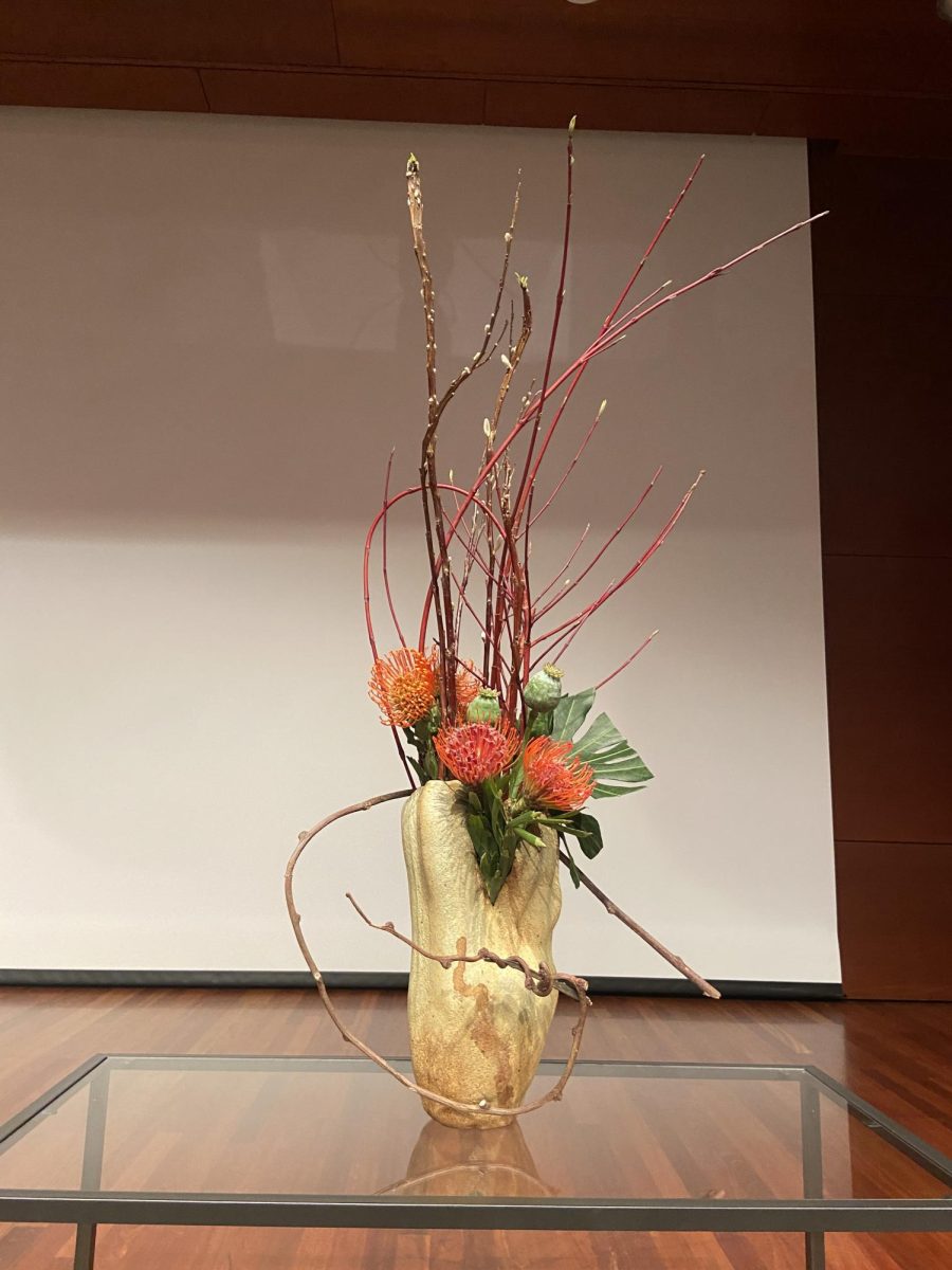 An ikebana arrangement by Keiko Kubo. Photo by Josi Hinds (Daily Utah Chronicle).