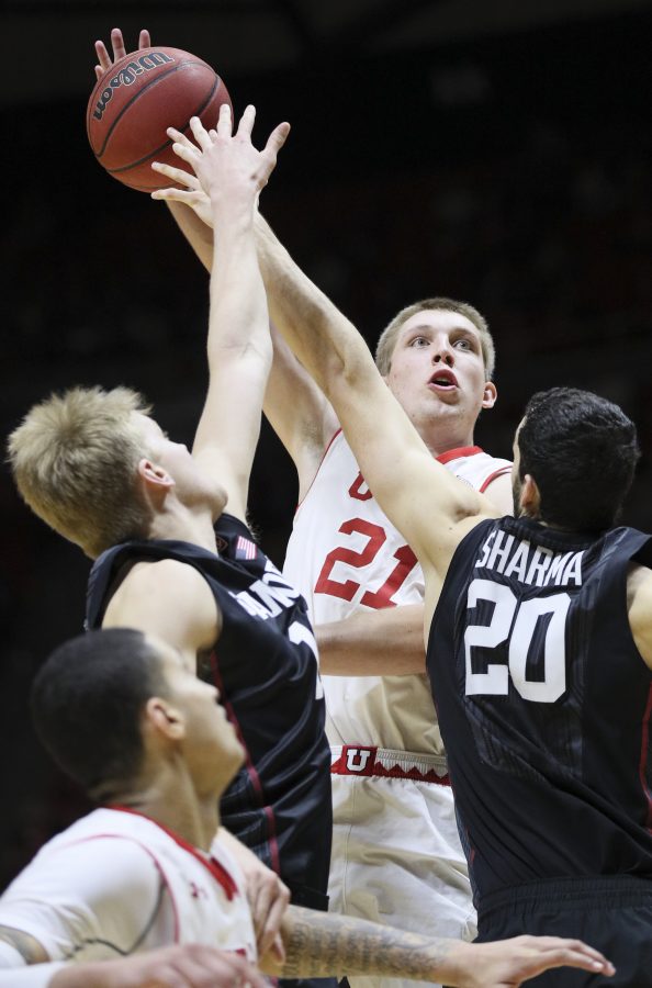 Utes forward Tyler Rawson (21) against tight defense Utes sophomore from Stanford Cardinals on Saturday, March 4, 2017. Chris Ayers Daily Utah Chronicle.